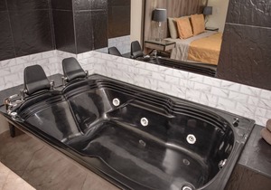 6 Bedroom Combo PH and a 1 Bedroom roof deck can have guests Elevator 2 hot tubs