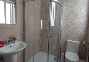 F7 Room 1, Private Double room with private bathroom in shared Flat
