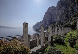 Studio rustically furnished, overlooking lake and with terrace