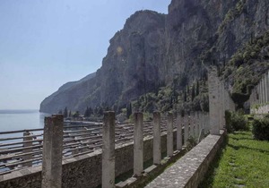 Studio rustically furnished, overlooking lake and with terrace