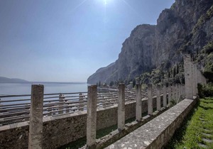 Studio rustically furnished, overlooking lake and with terrace