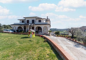 Tasteful holiday home in Priverno with garden