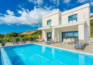 Villa Seashell: Large Private Pool, Walk to Beach, Sea Views, A/C, WiFi