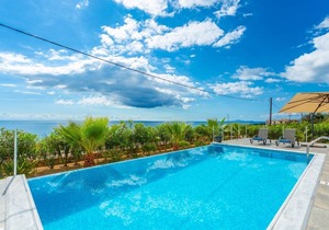 Villa Seashell: Large Private Pool, Walk to Beach, Sea Views, A/C, WiFi