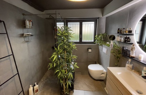 Saint-Laurent-de-Mure Bed & Breakfast | À 10 min de l'aéroport, cadre paisible, espace contemporain tout confort.