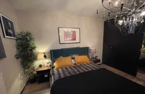 Saint-Laurent-de-Mure Bed & Breakfast | À 10 min de l'aéroport, cadre paisible, espace contemporain tout confort.