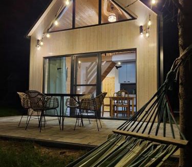 Parchowo House | Żywiołowo - domki w stylu stodoły z placem zabaw i stawem - ZIEMIA