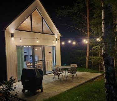 Parchowo House | Żywiołowo - domki w stylu stodoły z placem zabaw i stawem - ZIEMIA