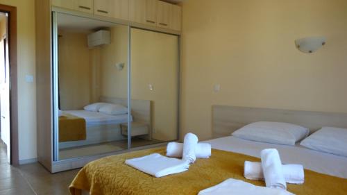 Saints Constantine and Helena Apartment | Апартамент Кабакум