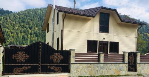 Roztoky Apartment | Гірська роса