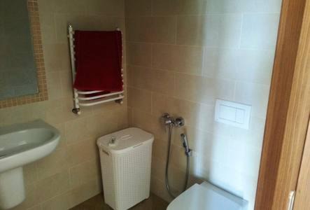 Holosiivskyj House | Дом напротив отеля "Рамада Энкор"