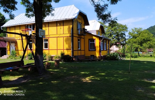 Vyzhnytsya House | Дім з видом на гори