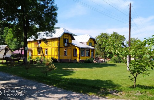 Vyzhnytsya House | Дім з видом на гори