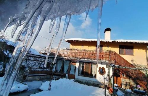 Dobrinishte House | Къща за гости Градината