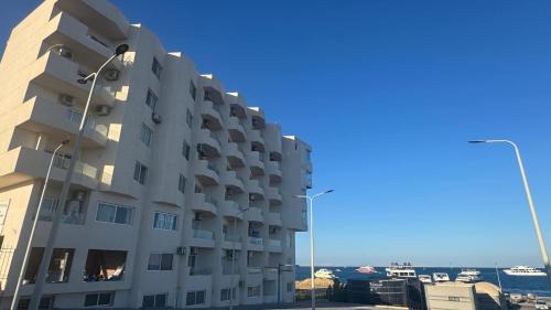 Corniche Road-Dahar Apartment | Маленький блакитний кит