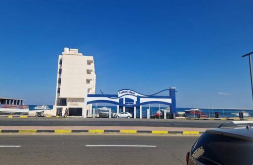 Corniche Road-Dahar Apartment | Маленький блакитний кит