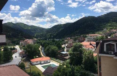 Devin House | Семила