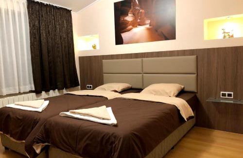 Devin House | Стаи за Гости Тони и Крис