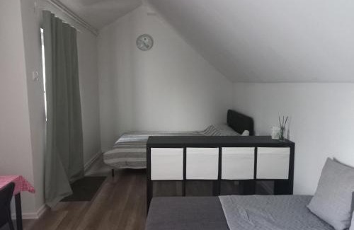 Zrenjanin Apartment | Сјајни лешник