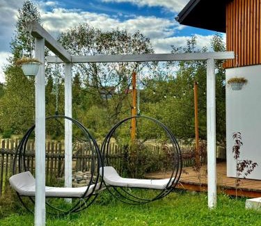 Vorokhta Cabin | Іній