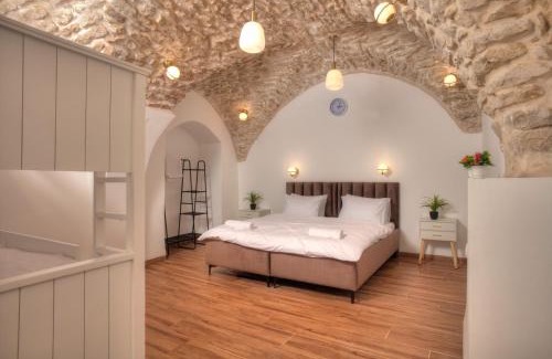 Safed Old City Apartment | אבן חן