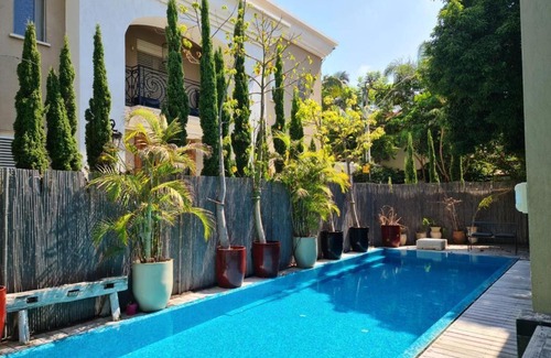 Herzliya Pituach Villa | בהרצליה פיתוח וילה פרטית עם בריכה וג׳קוזי