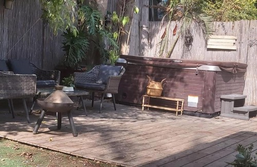 Herzliya Pituach Villa | בהרצליה פיתוח וילה פרטית עם בריכה וג׳קוזי