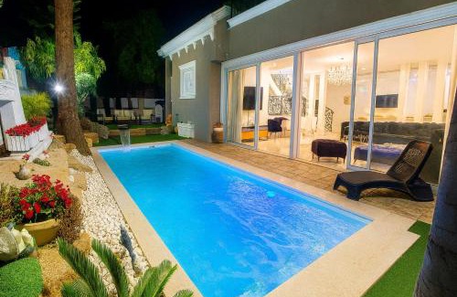 Rishon LeTsiyon Villa | וילה מונטאנו עם בריכה מחוממת וג'קוזי במרכז העיר - Villa Montano with a heated pool and jacuzzi in the city center