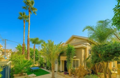 Rishon LeTsiyon Villa | וילה מונטאנו עם בריכה מחוממת וג'קוזי במרכז העיר - Villa Montano with a heated pool and jacuzzi in the city center