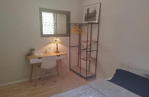 Holon House | חדר מקסים בדירה בה אנו גרים בחולון קרוב לתל אביב וחוף הים כולל מקלט