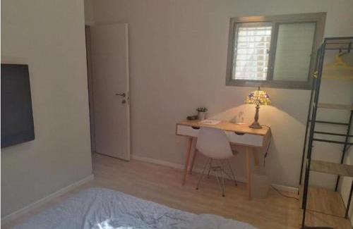 Holon House | חדר מקסים בדירה בה אנו גרים בחולון קרוב לתל אביב וחוף הים כולל מקלט