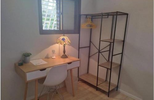 Holon House | חדר מקסים בדירה בה אנו גרים בחולון קרוב לתל אביב וחוף הים כולל מקלט