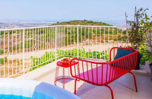 Yodfat Villa | מול הים - דירה קסומה עם ג'קוזי, מרפסת ונוף פנורמי לים