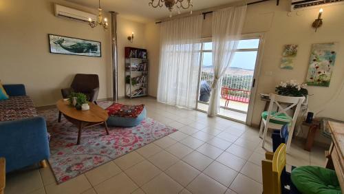 Yodfat Villa | מול הים - דירה קסומה עם ג'קוזי, מרפסת ונוף פנורמי לים