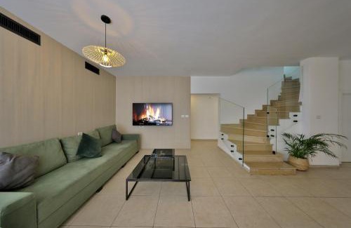 Nahariya Apartment | פנטהאוז 125 - פנטהאוז, דירת אירוח וגג מהמם לאירועים עם בריכה וגקוזי