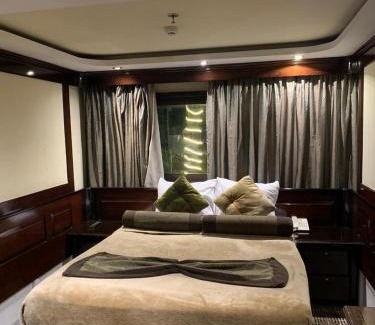 Helwan Hotel | الباخرة ريفر بوت