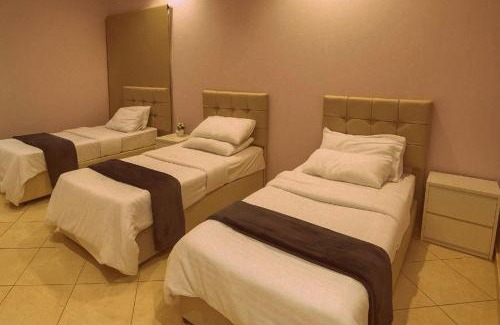 Taif Apartment | الوسام شقة كبيرة 4 غرف نوم وصالة وشرفة-بلكونة- Large apartment with 4 bedrooms, a living room and a balcony