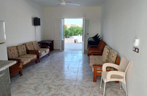 Marsa Matruh Ski Chalet | شاليه بقرية القصر السياحية للايجار ب مطروح إمتداد شاطيء الأبيض حمام السباحة في القرية به صيانه