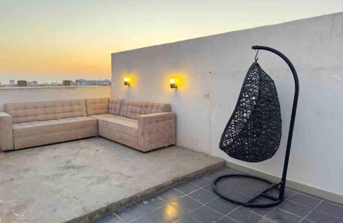 Al Ulaya Apartment | شقة فاخرة صالة كبيرة وغرفتين نوم وسطح وثلاث حمامات