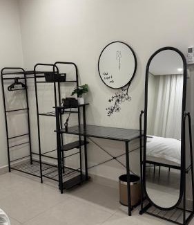 Al Kura Apartment | شقه فاخره بأثاث مريح غرفة نوم وصاله