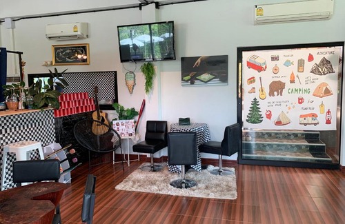 Phunphin House | บ้านต้นยางคาเฟ่ โฮมสเตย์ ลอร์ด