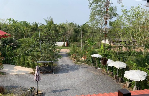 Phunphin House | บ้านต้นยางคาเฟ่ โฮมสเตย์ ลอร์ด