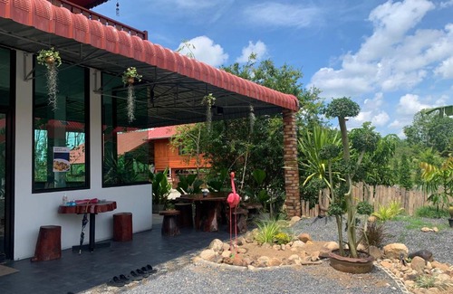 Phunphin House | บ้านต้นยางคาเฟ่ โฮมสเตย์ ลอร์ด