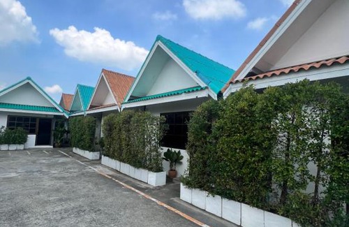 Sam Khok Ski Chalet | เรือนมาลี รีสอร์ท