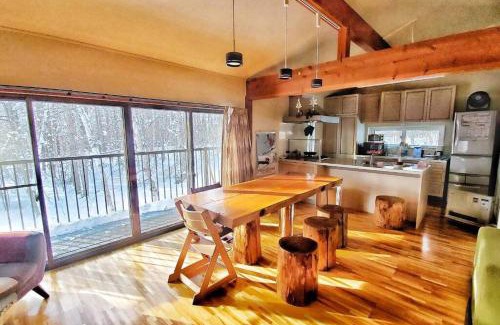 Nagano Ski Chalet | 『一軒丸々貸切』徒歩5分圏内カフェ 自然を満喫 Modern Ski Chalet +WiFi & 5min walk to cafes.
