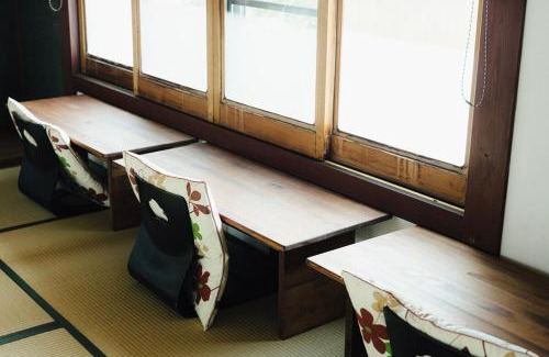 Nagahama Ski Chalet | 上丹生山根邸本館フルリノベーション古民家一棟貸切22名まで