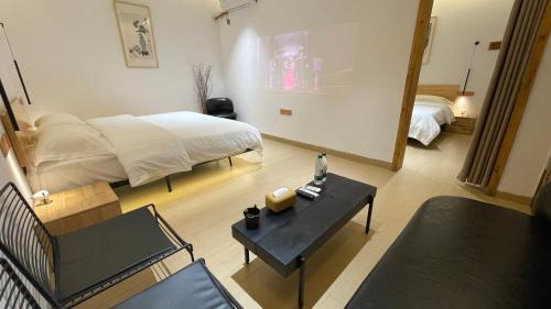 Fenghuang House | 凤凰古城柿子小院民宿亲子套房