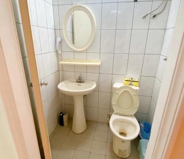 East District Apartment | 南朋友 不收現金 Cash not accepted未收到匯款以前房間一概不保留 詳情請參閱圖片加line聯繫 謝謝