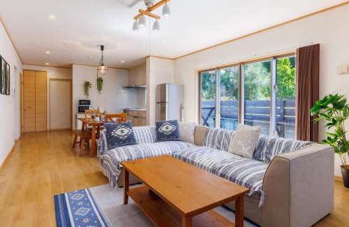 Nakama House | 新規オープンセール ビーチ徒歩7分 恩納村長期滞在 観光におすすめ A Blue house