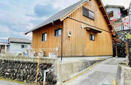 Tosa House | 飲食店やスーパーも徒歩圏内！豊かな自然と共存するウッドハウス。